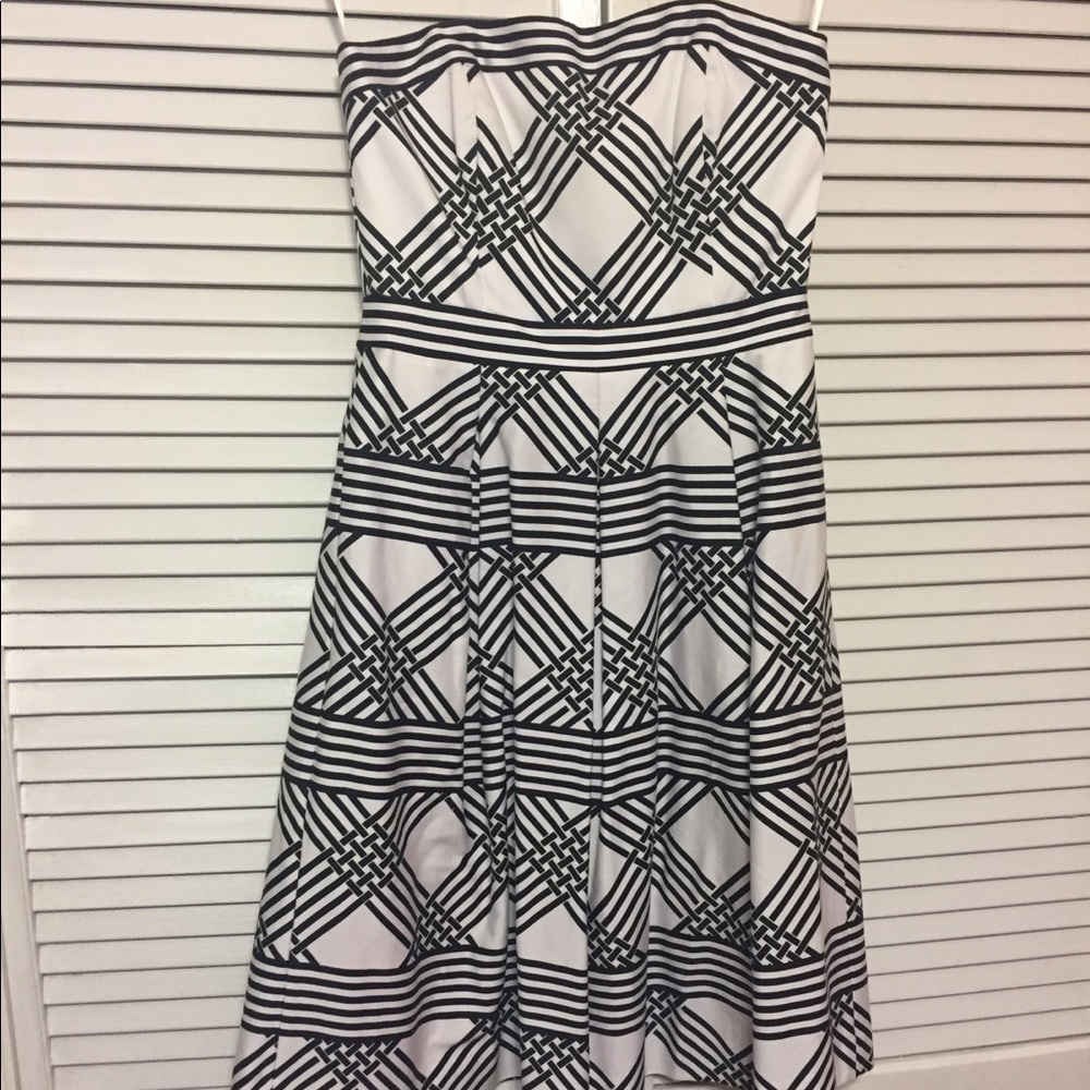 Strapless, black and white dress, with pockets.